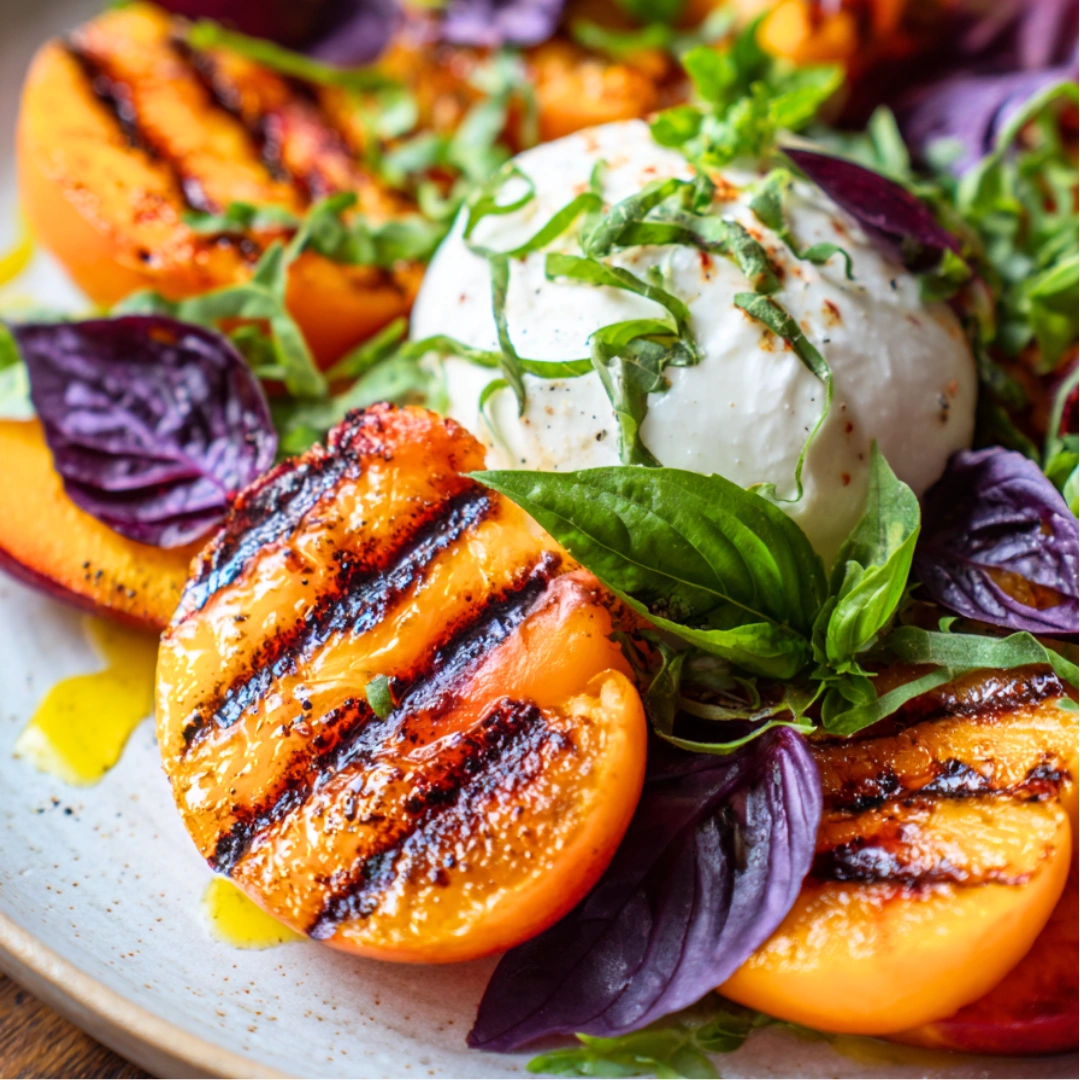 Salade de Pêches Grillées, Burrata & Basilic Pourpre