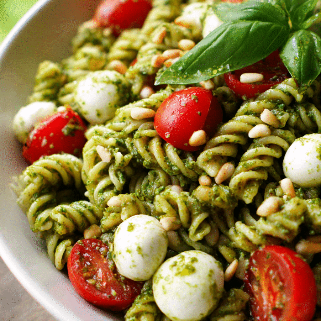 Salade de pâtes froide au pesto, tomates cerises & mozzarella